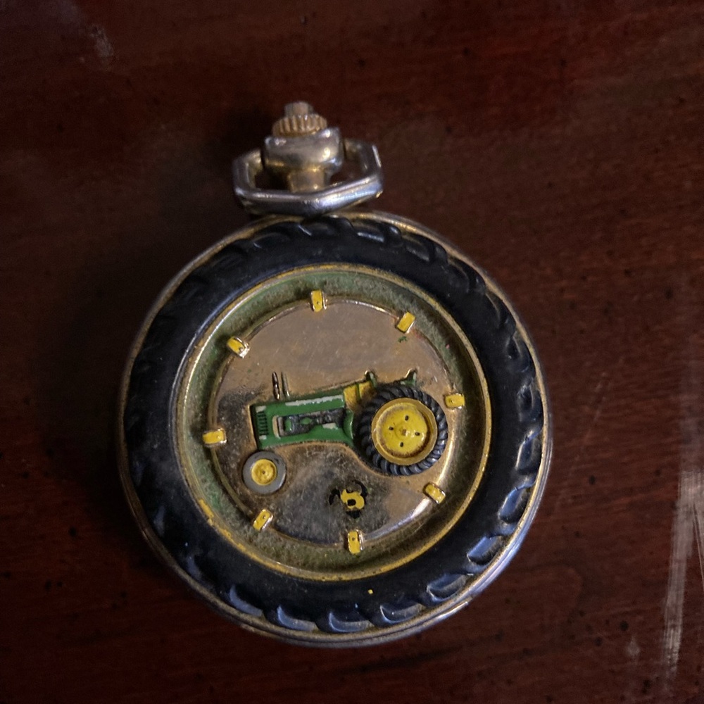 John Deere
Pocket watch. Used condition. Collectable or usable. Needs a battery.